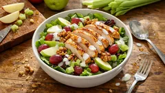 Waldorfsalat ohne Mayo: Joghurt-Dressing, Hähnchen und Honig-Walnüsse – schön frisch