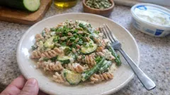 Schnelle Nudelpfanne mit Gemüse – cremig dank Frischkäse und etwas Nudelwasser