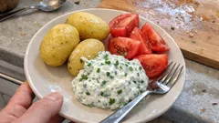 Pellkartoffeln mit Kräuterquark und Tomaten – ein schnelles Sommergericht, das immer klappt