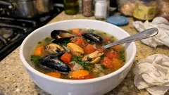 Muschelsuppe mit Gemüse: klare Brühe mit Weißwein, Tomaten und Petersilie