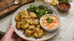 Smashed Potatoes aus dem Ofen: knusprig mit Brokkoli und Möhren-Raita