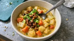 Cremiges Wurzelgemüse-Curry mit Kokosmilch – getoppt mit karamellisierten Walnüssen