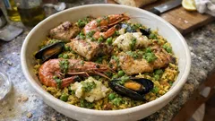 Paella aus dem Ofen mit Pesto – mit Kaninchen, Safranreis und Meeresfrüchten