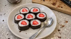 Süßes Sushi mit Schokolade: Kokos-Milchreis-Röllchen mit Erdbeeren