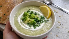 Cremige Blumenkohl-Romanescosuppe mit Zitrone und Minze – leicht, frisch und einfach