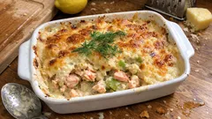 Lachsauflauf mit Sauce Mornay und Sellerie – cremig überbacken aus dem Ofen