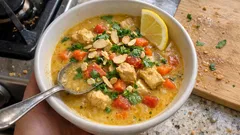 Mulligatawny-Suppe mit Hähnchen und Kokosmilch – würzig, cremig, einfach im Topf