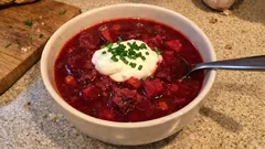 Borschtsch mit Schmand: Rote-Bete-Suppe mit selbst gekochter Gemüsebrühe