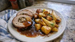 Schweinerollbraten aus dem Ofen – mit knusprigem Ofengemüse und Birnen