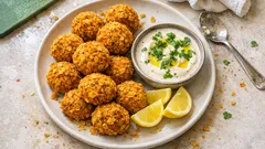 Möhren-Falafeln aus der Pfanne: extra knusprig mit Tahini-Joghurt-Dip