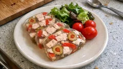 Geflügelsülze mit Pute, Paprika & Oliven – klarer Sud, schön schnittfest