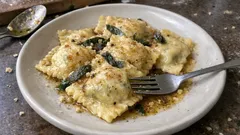 Ricotta-Spinat-Teigtaschen in Salbeibutter – so gelingen sie zart und saftig