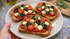 Pizza-Toasts mit Tomaten, Oliven & Mozzarella – in 15 Minuten knusprig überbacken