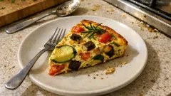 Low-Carb-Frittata aus der Pfanne: mediterran mit Zucchini, Aubergine und Tomaten