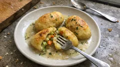 Gebackene Kartoffeltaschen mit Gemüsefüllung – im Milchbad besonders saftig