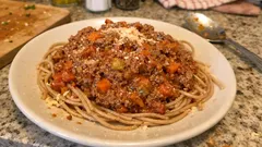 Smarte Pasta Bolognese: mit viel Gemüse, magerem Rinderhack und Vollkorn-Spaghetti