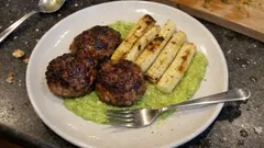 Frikadellen mit gegrilltem Spargel und Spargelcreme – so wird’s richtig saftig