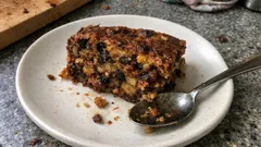 Saftiger Früchtekuchen mit Pekannüssen, Feigen & Datteln – einfach im Rührteig gebacken