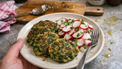 Spinat-Quark-Plätzchen aus der Pfanne – saftig, würzig und mit Rettich-Radieschen-Salat
