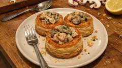 Knusprige Blätterteigpasteten mit Hähnchen-Champignon-Ragout – einfacher als gedacht
