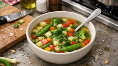 Bunte Gemüsesuppe mit Zuckerschoten: so bleibt das Gemüse schön knackig