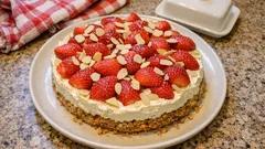 Veganer Erdbeerkuchen mit Dinkelboden – cremiges Kokos-Frischkäse-Topping, ganz einfach