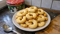 Marzipan-Spritzgebäck wie aus der Weihnachtsbäckerei – mürbe, buttrig und formstabil