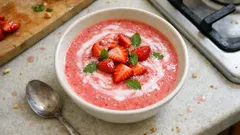 Erdbeerkaltschale mit Prosecco – sommerlich, cremig und in 15 Minuten vorbereitet