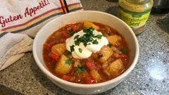 Kartoffelgulasch mit Paprika – ein Topf, viel Aroma und Paprika mit Biss