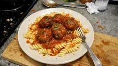 Saftige Fleischbällchen in Tomatensauce – ein einfaches Pasta-Rezept für jeden Tag