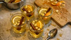 Weißer Glühwein mit Ingwer und Zitrus – sanft erhitzt, herrlich aromatisch