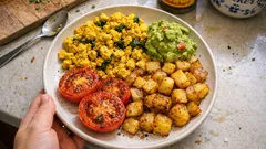 Rührtofu mit Guacamole und Bratkartoffeln – herzhaftes veganes Frühstück in 20 Minuten