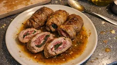 Kalbsrouladen mediterran: Mit Parmaschinken und Salbei ganz sanft in Weißwein geschmort