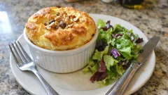 Goldbraunes Käsesoufflé mit Haselnüssen – luftig aus dem Ofen, dazu schneller Blattsalat