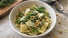 Rucola-Ziegenkäse-Ravioli wie im Restaurant – mit Salbeibutter und Pinienkernen