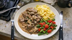 Rehgulasch mit Waldpilzen aus dem Ofen – zart geschmort, cremig mit saurer Sahne