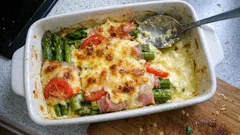 Gratinierter Spargel im Schinkenmantel – mit cremiger Eiermasse und goldener Käsekruste