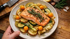 Ofengemüse mit Lachs: knusprige Kartoffeln, Fenchel & Physalis vom Blech