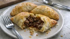 Hackfleischtaschen aus Blätterteig: knusprig aus dem Ofen, schnell vorbereitet