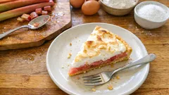 Rhabarbertorte mit Baiser: saftige Vanillefüllung und knusprige Haube