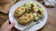 Gefüllte Ofenkartoffeln mit Gorgonzola – cremig überbacken, dazu knackiger Salat
