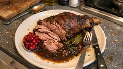 Wildschweinkeule aus dem Bräter: langsam geschmort mit Wacholder und Preiselbeeren