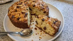 Saftiger Mandelkuchen mit Schokoraspeln – mit knusprigem Karamell-Mandel-Topping