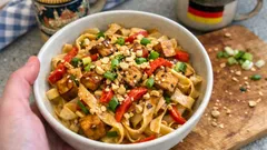 Vegane Asia-Nudelpfanne mit Räuchertofu – cremige Erdnuss-Sauce in 20 Minuten