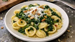 Orecchiette mit Cima di Rapa: so wird die Pasta mit Kochwasser schön cremig