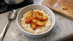 Cremiger Protein-Milchreis mit Pfirsichen – mit Quark in 25 Minuten gemacht