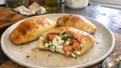 Mini-Calzoni mit Räucherlachs und Zitronen-Käsecreme – ideal fürs Buffet