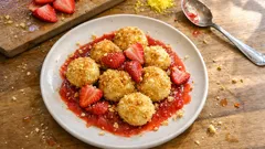 Quarkklößchen mit Erdbeersauce – zart gargezogen und in Butterbröseln gewendet