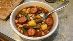 Deftiger Bohneneintopf mit Wurst und Kartoffeln – einfach, sämig und wärmend