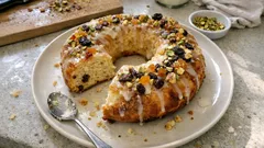 Saftiger Früchtekuchen mit Joghurt: Hefekranz mit Trockenfrüchten und Zitronenguss